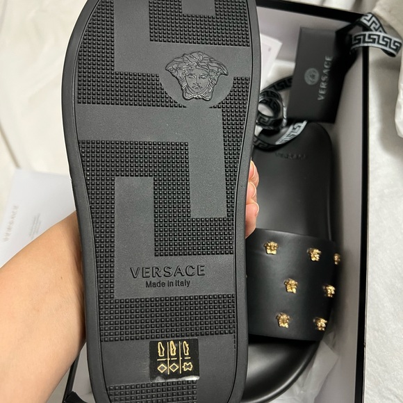 Versace - Picture 3 of 4